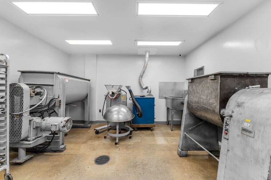 More Photos Of 7155-7159 NW 77th Ter, Miami Warehouse For Sale