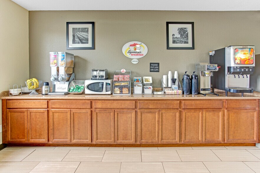 More Photos Of 5520 Grand Ave, Gurnee Hotel For Sale