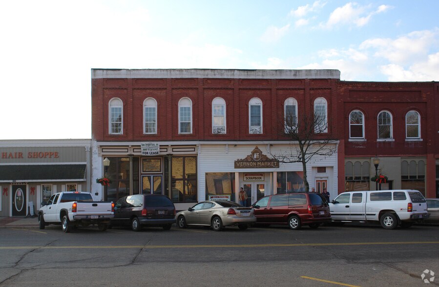 Primary Photo Of 108-112 E Main St, Durand Storefront Retail Residential For Lease