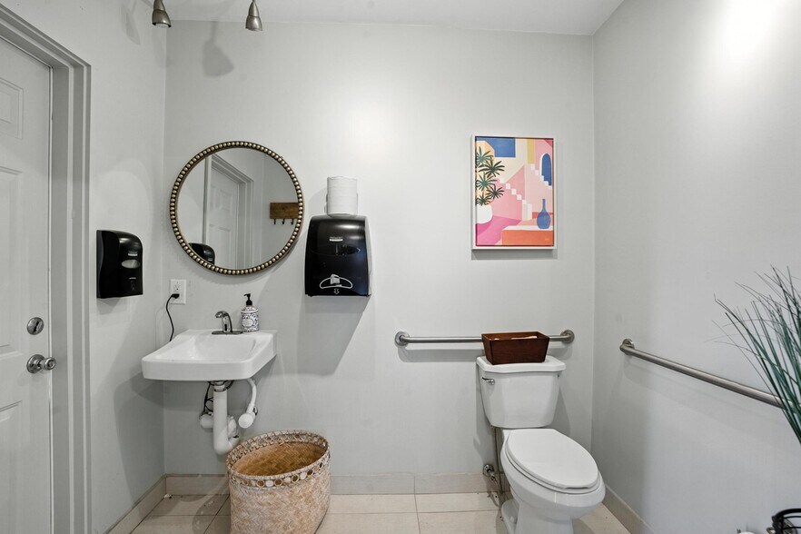 More Photos Of 30 Mango St, Englewood Office For Sale