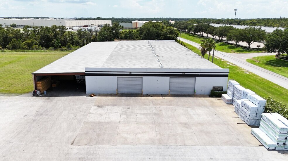 More Photos Of 5050 Gateway Blvd, Lakeland Distribution For Lease
