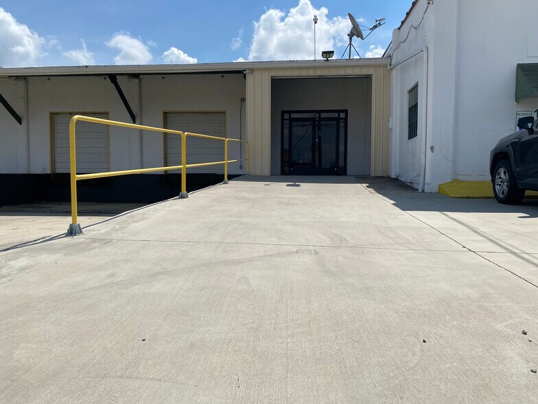 More Photos Of 1024 Gatewood Ave, Greensboro Warehouse For Lease