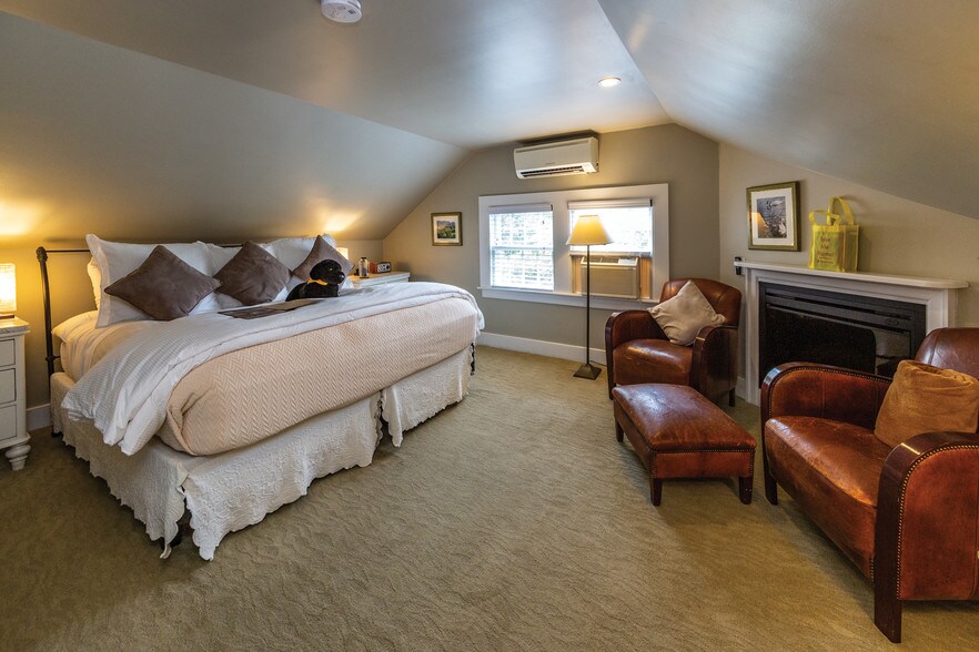 More Photos Of 31 N Main St, East Hampton Hospitality For Sale