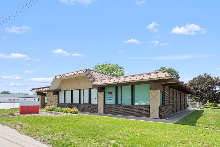More Photos Of 2904 11th St, Rock Island Freestanding For Sale
