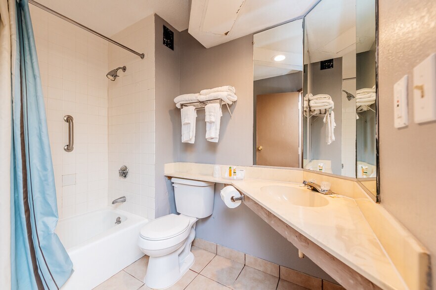 More Photos Of 2690 Riverside Dr, Macon-Bibb Hotel For Sale