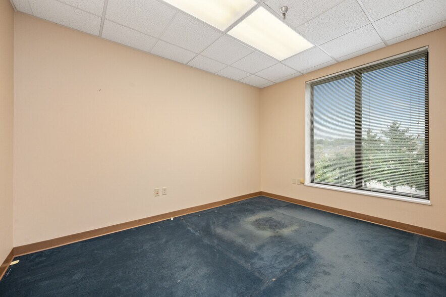 More Photos Of 105 Bradford Rd, Wexford Office For Lease