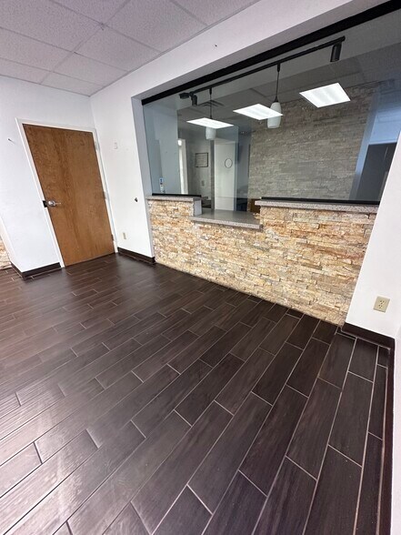 More Photos Of 1119 Fresno St, San Antonio Light Manufacturing For Sale