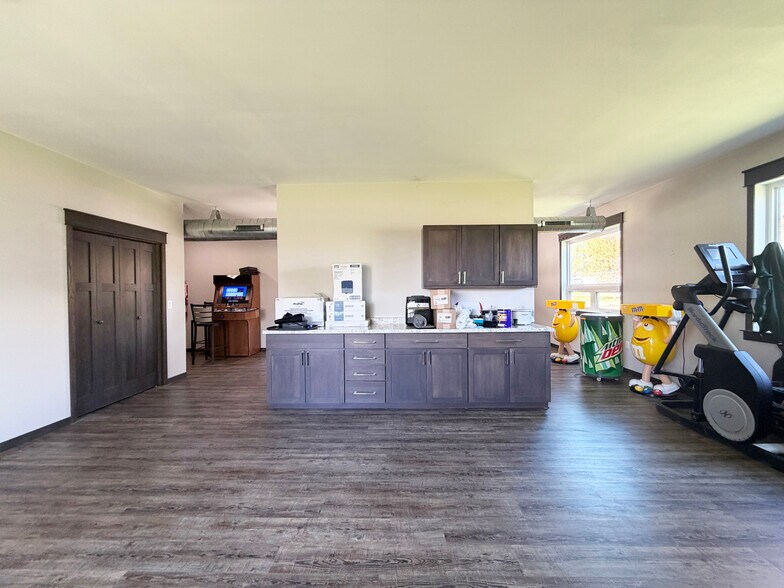 More Photos Of 359 Elm st, New Auburn Freestanding For Sale