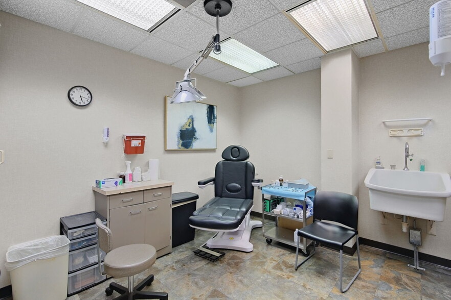 More Photos Of 11709 Old Ballas Rd, Saint Louis Medical For Sale