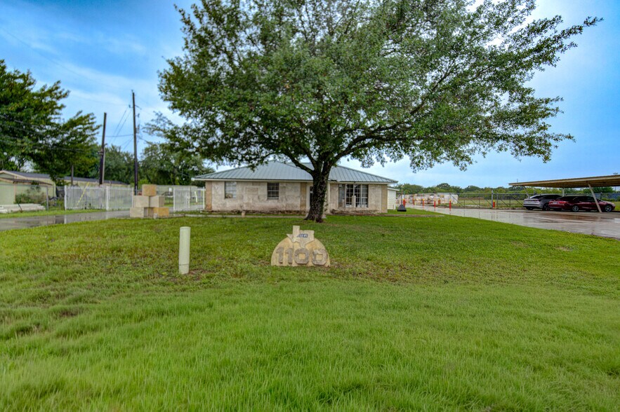 More Photos Of 1100 S Persimmon St, Tomball Warehouse For Sale
