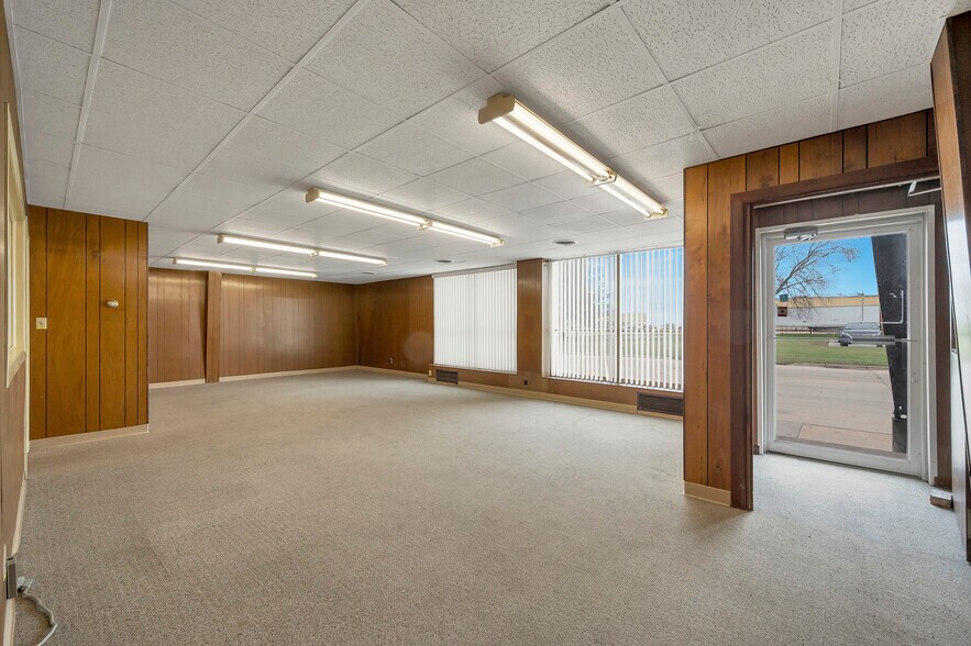 More Photos Of 1662 Morrow St, Green Bay Warehouse For Lease