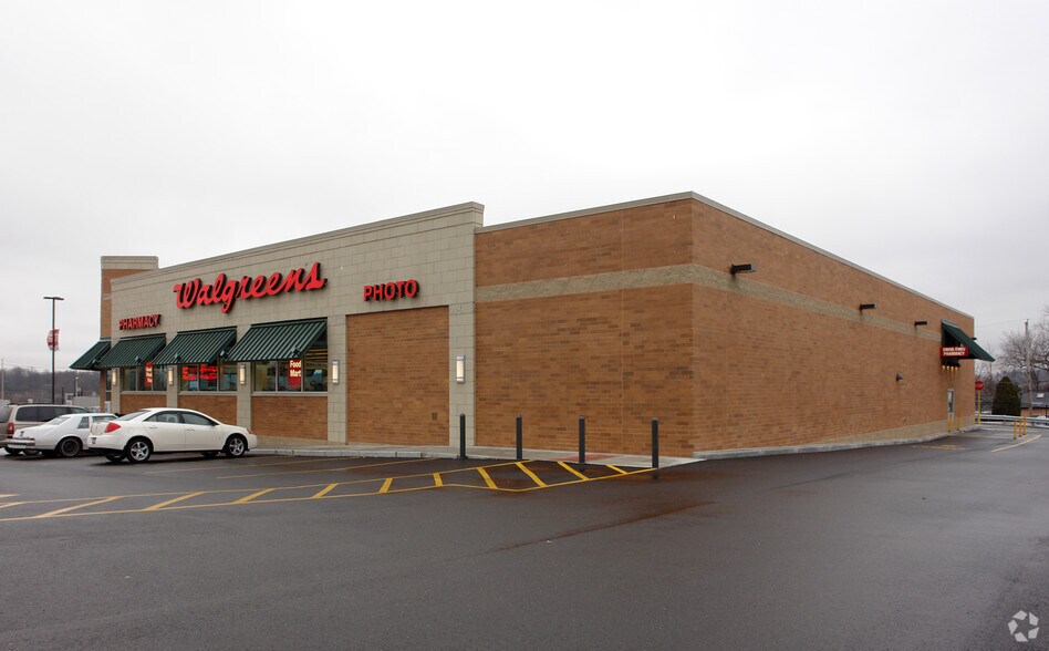 More Photos Of 40 N Meridian Rd, Youngstown Drugstore For Lease