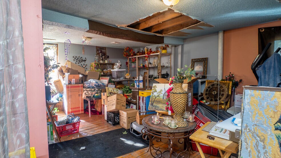 More Photos Of 385 Main St, Mammoth Spring General Retail For Sale
