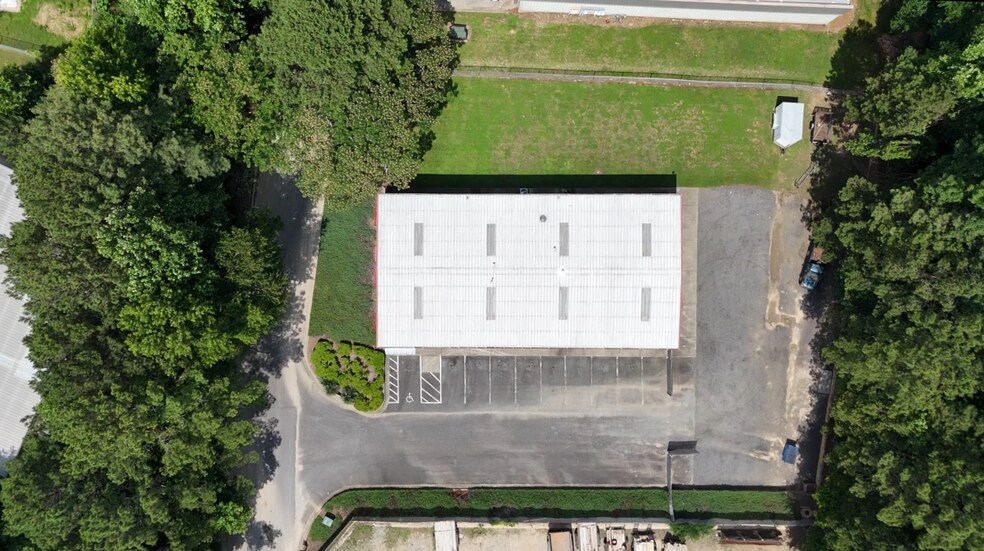 More Photos Of 8270 Industrial Pl, Alpharetta Distribution For Lease
