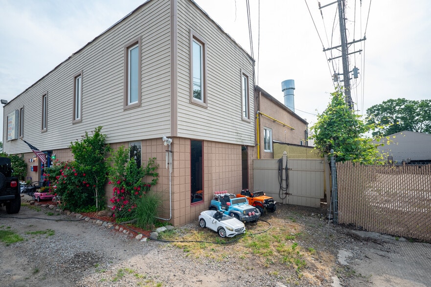 More Photos Of 20785 Orchard Lake Rd, Farmington Hills Warehouse For Sale