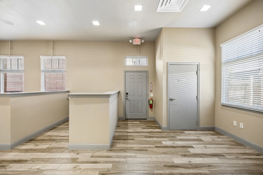 More Photos Of 118 Lynn Ave, Lewisville Office For Sale