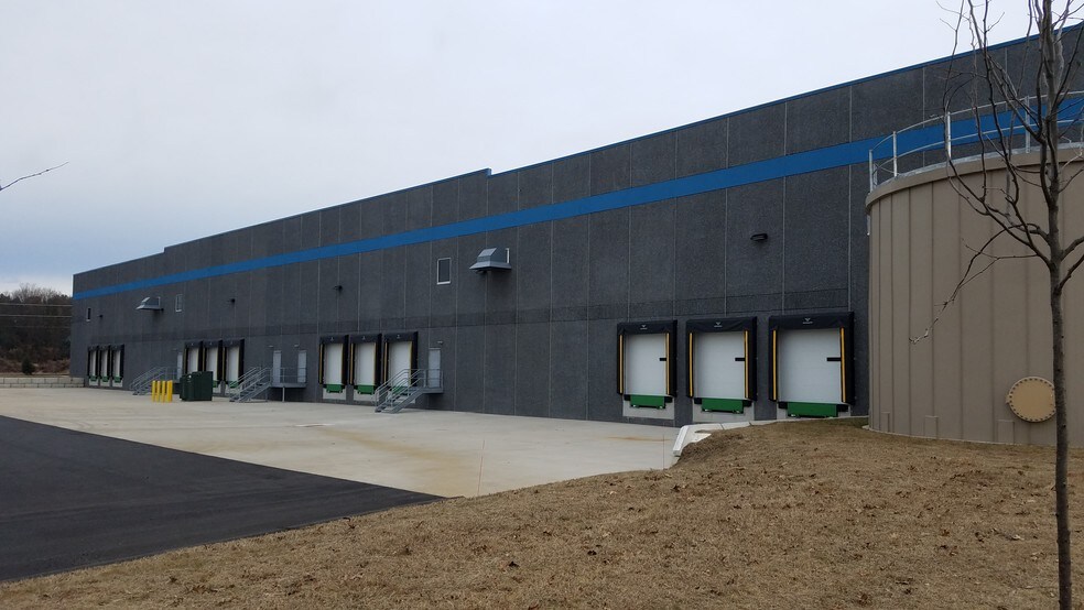 More Photos Of 120 Old County Cir, Windsor Locks Distribution For Lease