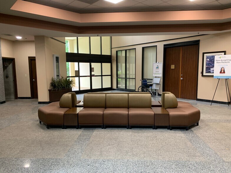 More Photos Of 25 Hospital Center Blvd, Hilton Head Medical For Lease