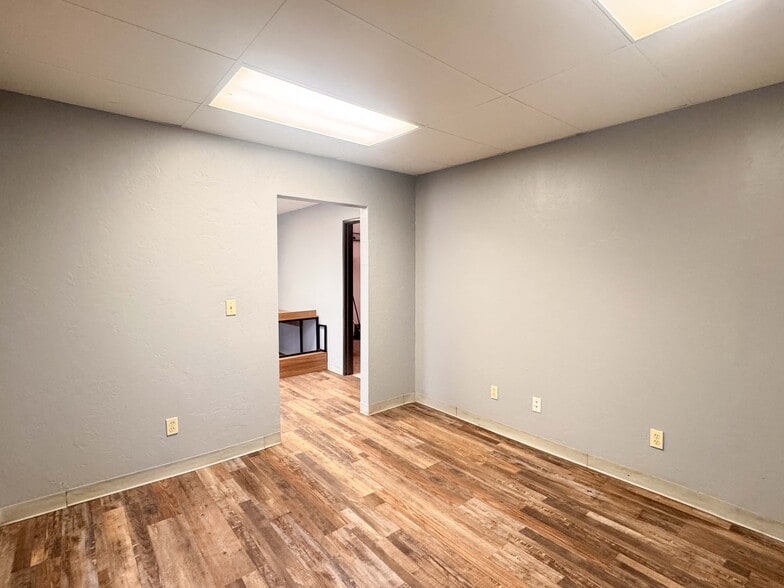 More Photos Of 3561-3569 MacDonnell Dr, Norman Warehouse For Lease