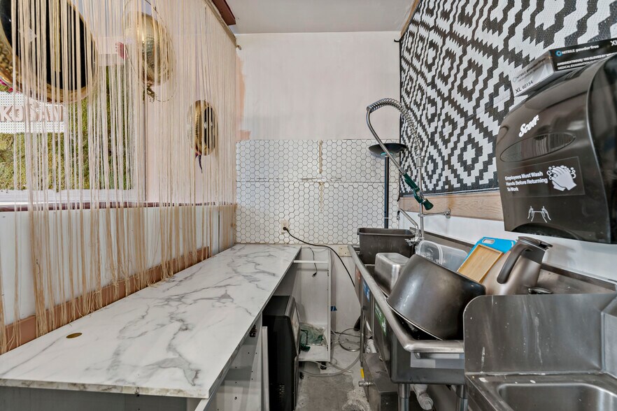 More Photos Of 848 Duss Ave, Ambridge Storefront Retail Residential For Sale