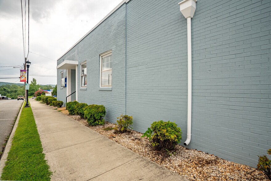 More Photos Of 525 7th St, Altavista Office For Sale