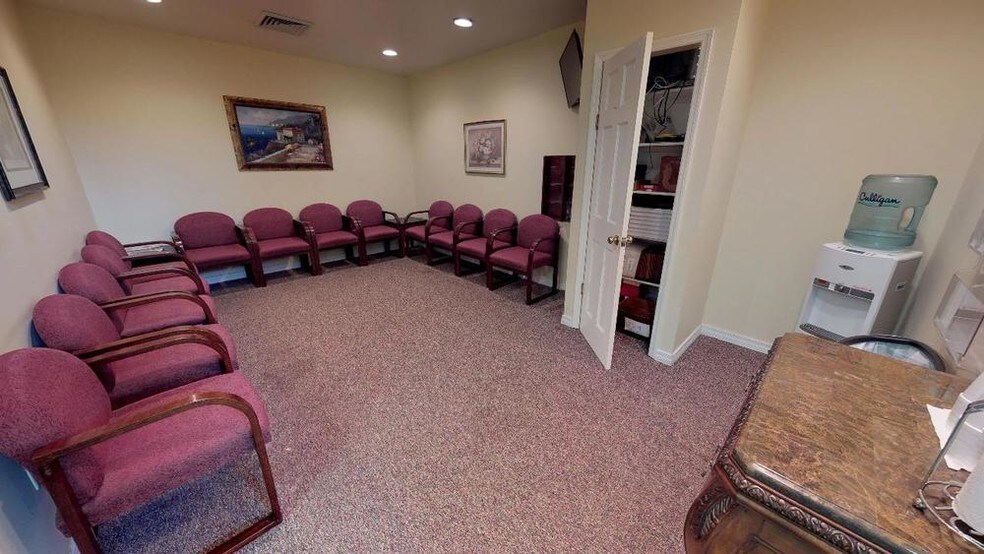 More Photos Of 4320 5th Ave, Marianna Medical For Lease