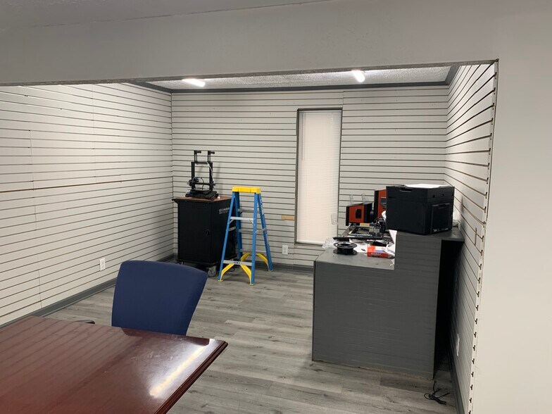 More Photos Of 215 James St, Gallatin Light Distribution For Lease