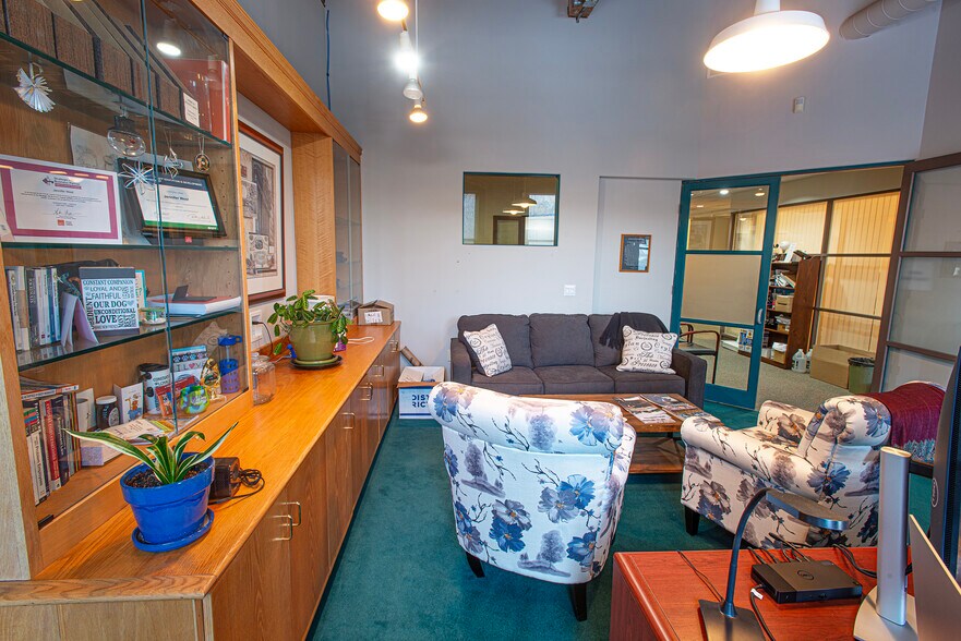 More Photos Of 320 Riverside Dr, Florence Office For Sale