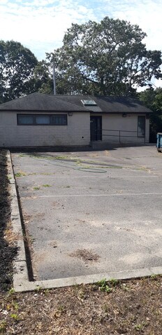 More Photos Of 362 Mooney Pond Rd, Farmingville Office For Sale