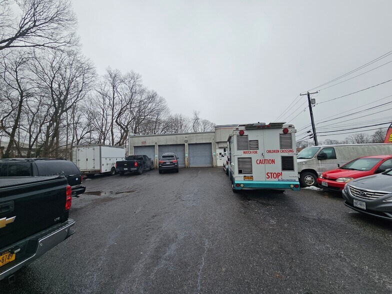 More Photos Of 87 Ronkonkoma Ave, Ronkonkoma Warehouse For Sale