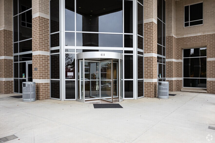 More Photos Of 410 N Cedar Bluff Rd, Knoxville Office For Lease