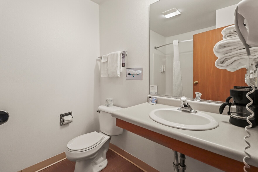 More Photos Of 726 S Lake Ave, Phillips Hotel For Sale