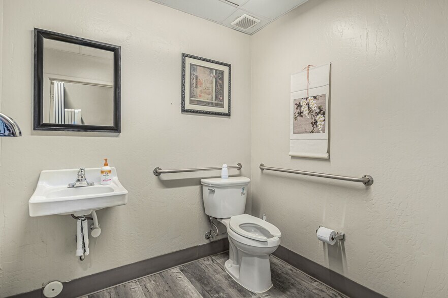 More Photos Of 3173 E Chandler Blvd, Phoenix Freestanding For Sale