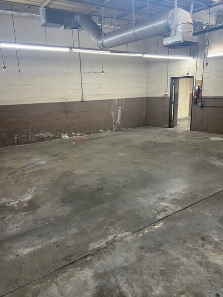 More Photos Of 13513 Sherman Way, Van Nuys Manufacturing For Sale