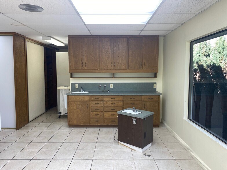 More Photos Of 23111 Ventura Blvd, Woodland Hills Medical For Lease