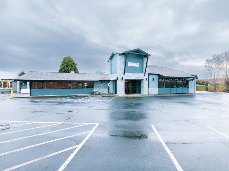 More Photos Of 400 W Rio Vista Ave, Burlington Storefront Retail Office For Sale