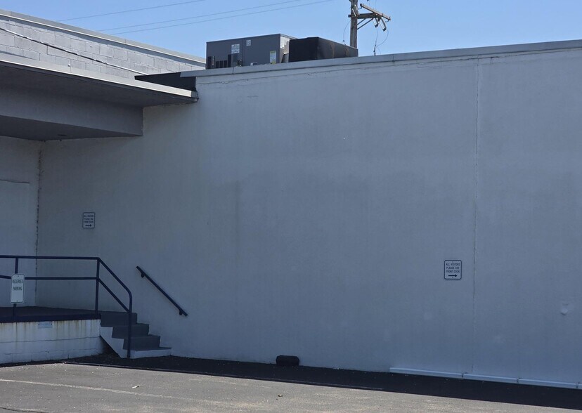 More Photos Of 750 Trumbull Dr, Pittsburgh Warehouse For Lease