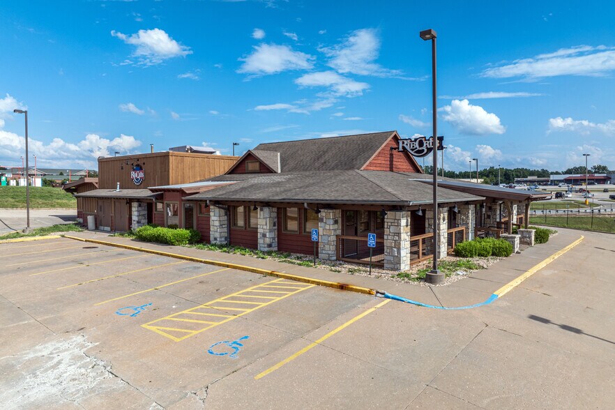 More Photos Of 3704 Faraon St, Saint Joseph Restaurant For Lease