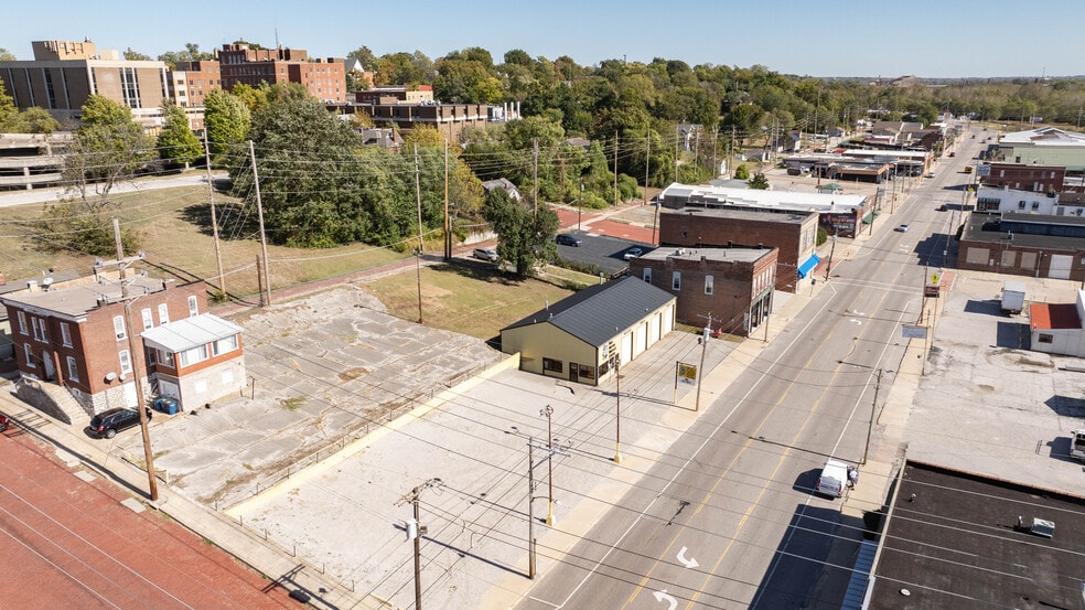 More Photos Of 808 E Broadway, Alton Specialty For Sale