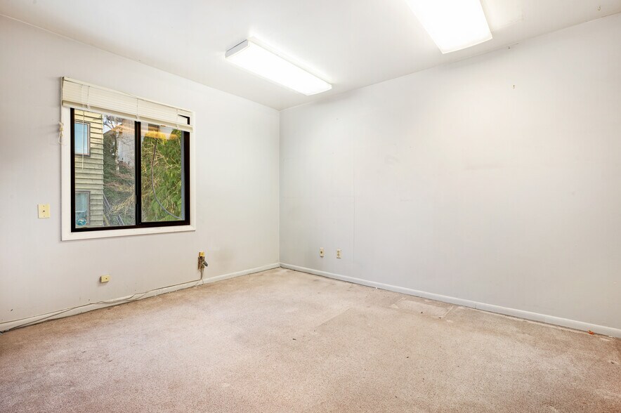 More Photos Of 207 Edgar St, Seattle Office For Sale
