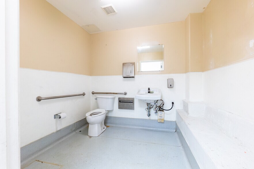 More Photos Of 3700 E 12th St, Oakland Storefront Retail Office For Lease