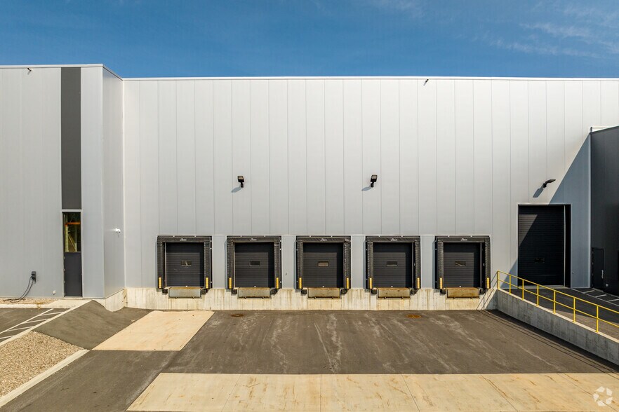 More Photos Of 210-250 St Jean-Coutu, Varennes Distribution For Lease