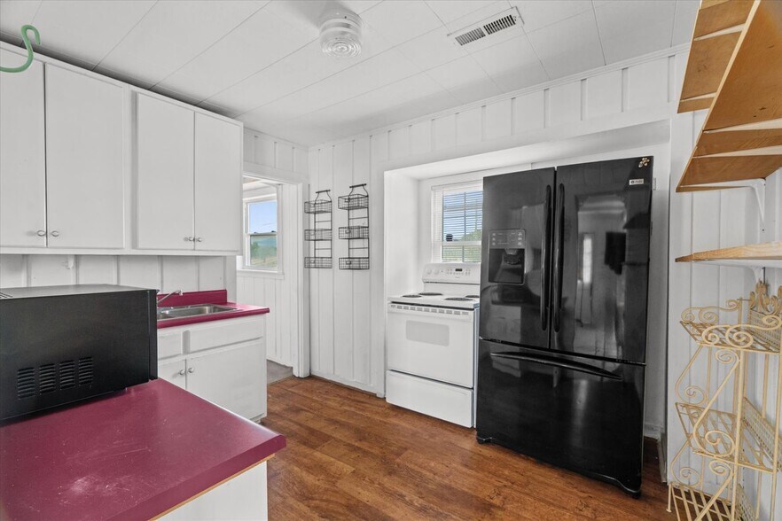 More Photos Of 806 N 3rd Ave, Chatsworth Office Residential For Sale