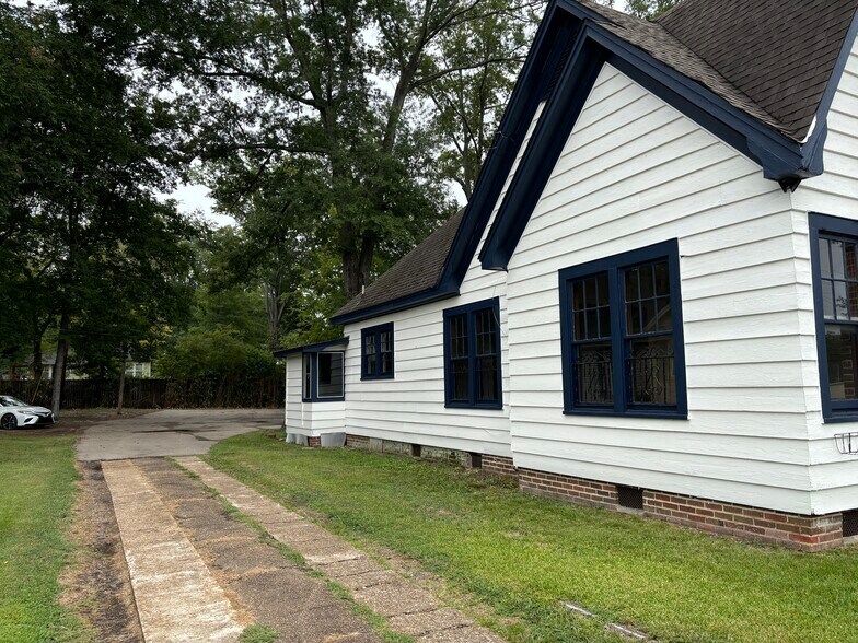 More Photos Of 404 N Gloster St, Tupelo Office For Lease