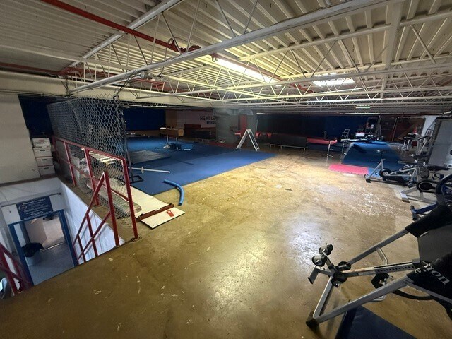 More Photos Of 51 E Plainfield Rd, Countryside Warehouse For Lease