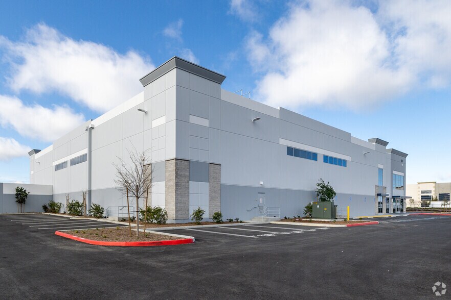 More Photos Of 69 Commerce Dr, Perris Warehouse For Lease