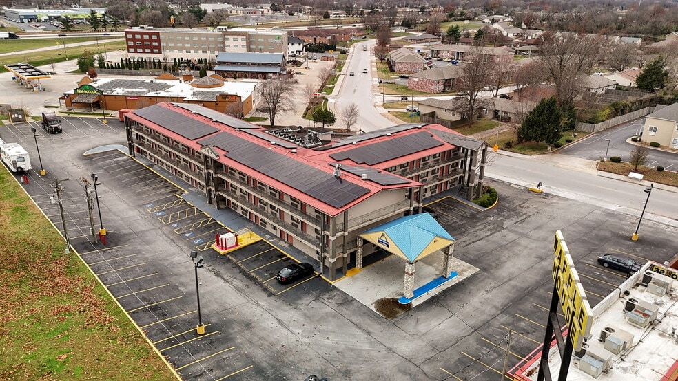 More Photos Of 3114 N Kentwood Ave, Springfield Hotel For Sale