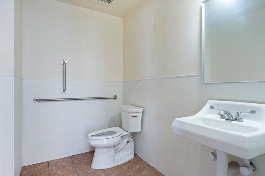 More Photos Of 3626 E 47th St, Tucson Manufacturing For Sale