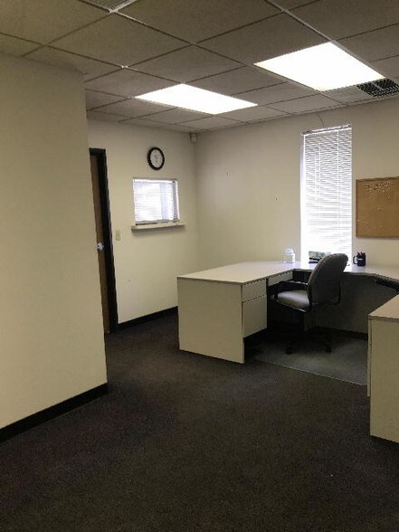 More Photos Of 21291 Hilltop St, Southfield Research And Development For Lease