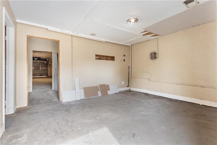 More Photos Of 1720 Quindaro Blvd, Kansas City General Retail For Sale